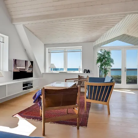Дом отдыха Gorgeous In With House Sea View